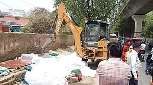 पटना हाईकोर्ट के जज बोले- यहां भी बुलडोजर चलने लगा? तमाशा बनाया दिया है, किसी का भी घर बुलडोजर से तोड़ देंगे, देखें वीडियो