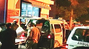 उत्तर प्रदेश के बागपत में पुलिस पर प्रताड़ित करने का आरोप लगाते हुए महिला और उसकी दो बेटियों ने खाया जहर, एक की मौत