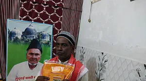 अयोध्या ने दिया सौहार्द का संदेश, जन्मभूमि के पुजारी ने इकबाल के घर पहुंचकर दी ईद की बधाई