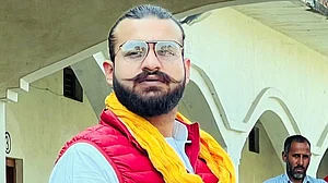 बाहुबली मुख्तार अंसारी के MLA बेटे अब्बास की कभी भी हो सकती है गिरफ्तारी, HC से लगा बड़ा झटका, जानें क्या है मामला?