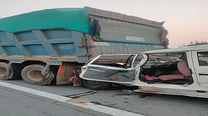 उत्तर प्रदेश: यमुना एक्सप्रेस-वे पर दो वाहनों में भीषण टक्कर, 5 लोगों की दर्दनाक मौत, 2 घायल अस्पताल में भर्ती