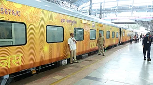 रेलवे में नई नौकरी पर तलवार! खाली हो रहे पदों पर नहीं होगी बहाली, अब प्राइवेट कर्मचारी करेंगे जनरल टिकटों की बिक्री