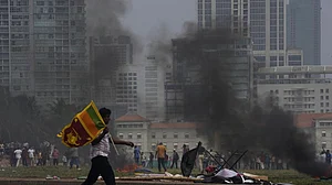 दुनिया की खबरें: श्रीलंका में दंगाइयों को देखते ही गोली मारने के आदेश, पूर्व पीएम ने परिवार के साथ कोलंबो छोड़ा