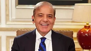 दुनिया की 5 बड़ी खबरें: प्रेस स्वतंत्रता को लेकर पाक पीएम ने इमरान पर साधा निशाना और यूक्रेन में सड़क दुर्घटना में 26 की मौत