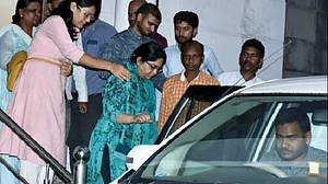 मनी लॉन्ड्रिंग मामले में गिरफ्तार IAS पूजा सिंघल सस्पेंड, CA के खुलासे पर नये ठिकानों पर ED की छापेमारी जारी