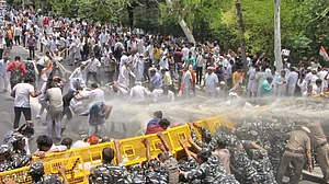 दिल्ली: अनिल चौधरी के नेतृत्व में कांग्रेस का प्रदर्शन,पुलिस ने की पानी की बौछार