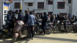 पाकिस्तान पर महंगाई की मार! तेल कंपनियों से आपूर्ति बंद, इस्लामाबाद, रावलपिंडी में पेट्रोल पंपों पर लगीं लंबी कतारें