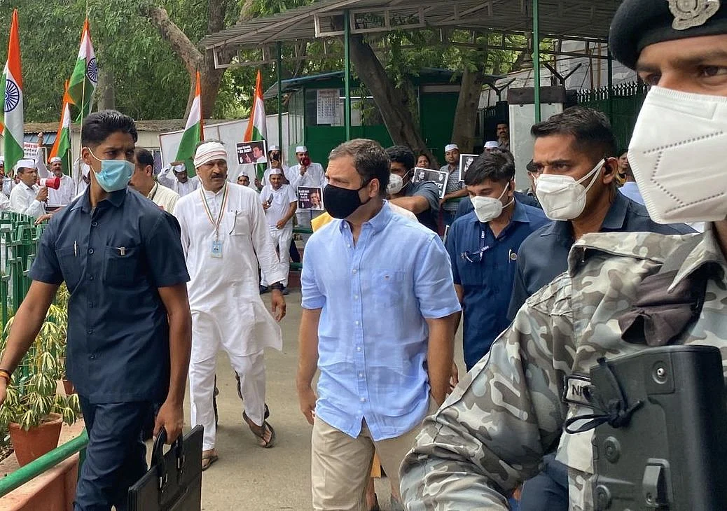 राहुल गांधी के नाम से सत्ता की पेशानी पर यूं ही नहीं पड़े हैं बल