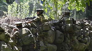 जम्मू कश्मीर के शोपियां में गाड़ी के अंदर बड़ा धमाका, 3 जवान घायल, आईजीपी कश्मीर बोले- IED ब्लास्ट की आशंका