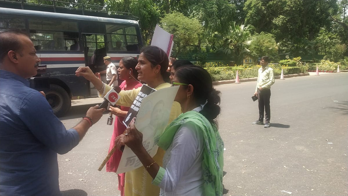 बड़ी खबर LIVE: 'राहुल गांधी के साथ अमानवीय व्यवहार कर रही ED', अधीर रंजन ने लोकसभा अध्यक्ष से की हस्तक्षेप की मांग         