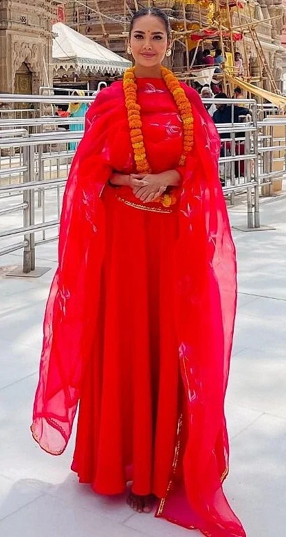सिनेजीवन: आश्रम 3 के लिए आशीर्वाद लेने काशी विश्वनाथ पहुंचीं ईशा और इस डायरेक्टर की फिल्म में क्वीन बनना चाहतीं हैं सारा