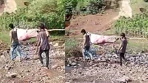 गुजरात मॉडल का हाल, न सड़क न नदियों पर पुल, 75 वर्षीय महिला को 5 किमी पैदल कंधे पर अस्पताल ले गया बेटा