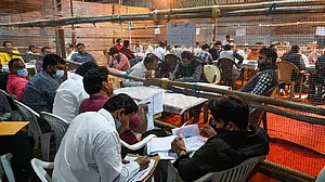 By Election Results: रामपुर और आजमगढ़ में मतगणना जारी, काउंटिंग के बीच SP उम्मीदवार ने कहा- EVM से हो रहा खिलवाड़
