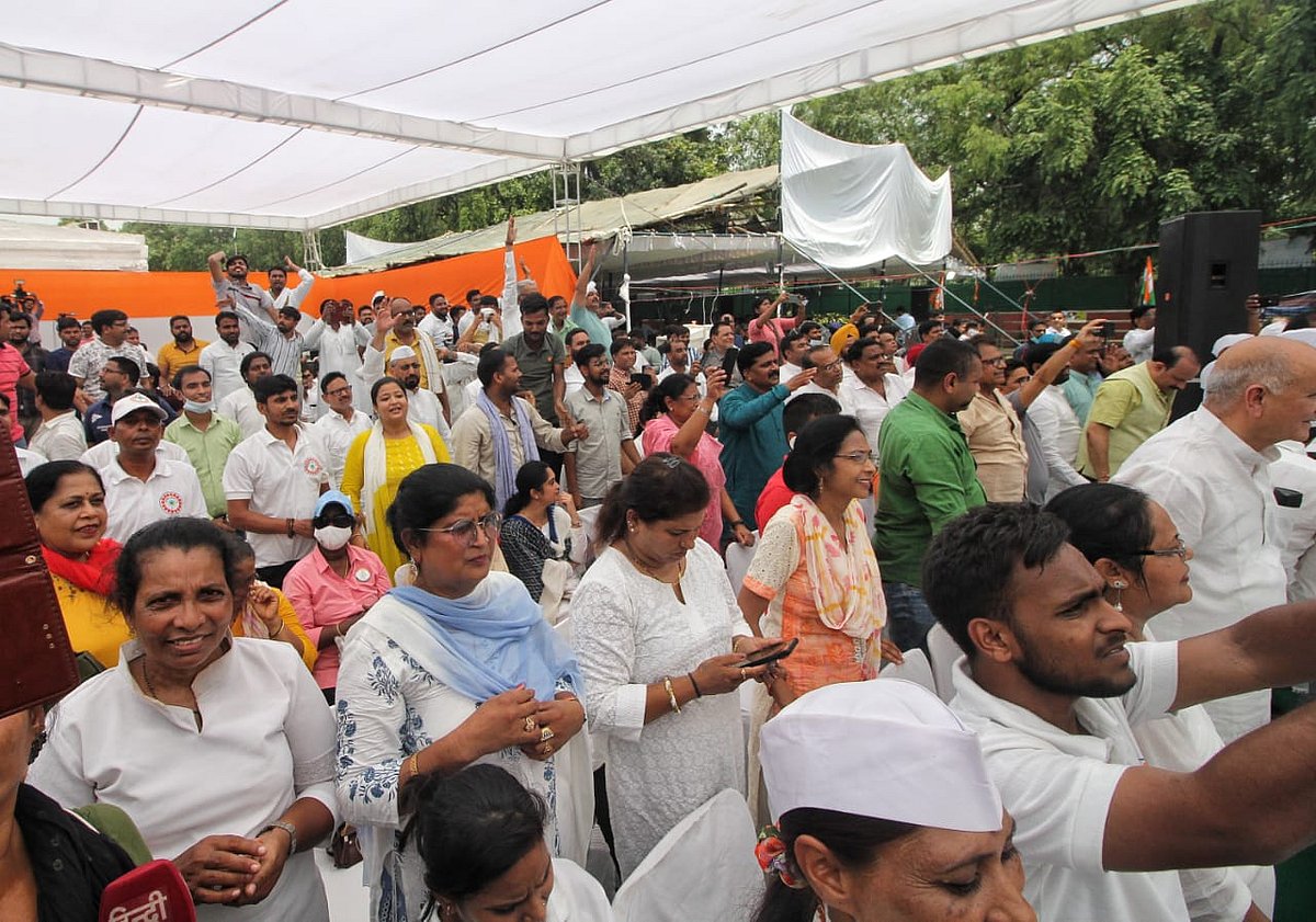 बड़ी खबर LIVE: उद्धव ठाकरे महाराष्ट्र के सीएम हैं और रहेंगे, मौका मिला तो हम सदन में बहुमत साबित करेंगे- संजय राउत