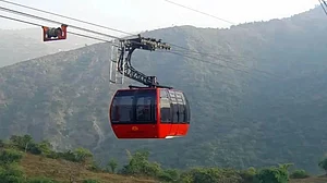 हिमाचल के परवाणू में केबल कार हुई खराब, हवा में अटकी 9 जान, रेस्क्यू ऑपरेशन जारी, देखें VIDEO