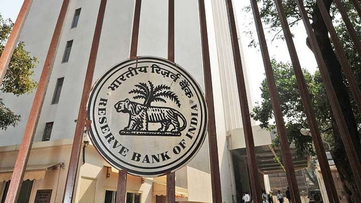 अर्थजगत की खबरें: RBI ने बढ़ाया रेपो रेट, महंगाई और बढ़ने के दिए संकेत, लगातार चौथे दिन गिरा घरेलू शेयर बाजार