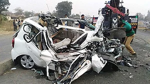 उत्तर प्रदेशः बरेली में कार और ट्रक की जोरदार टक्कर, 5 लोगों की मौत, उत्तराखंड से दरगाह में नमाज के लिए आ रहे थे