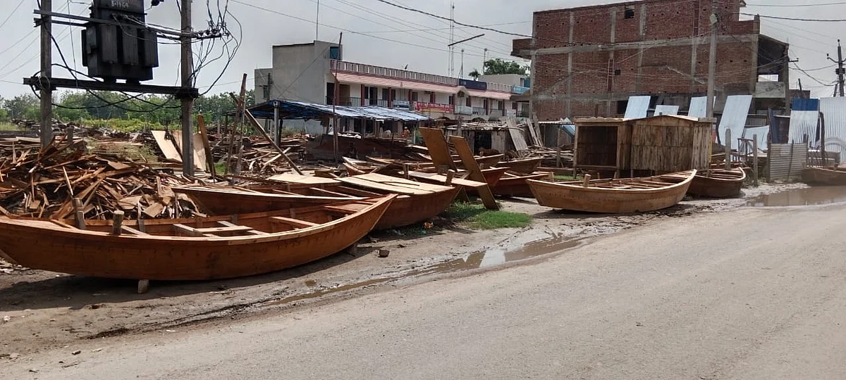 बिहार के बेगूसराय में 'नावों की मंडी', नेपाल से भी पहुंचते हैं खरीददार