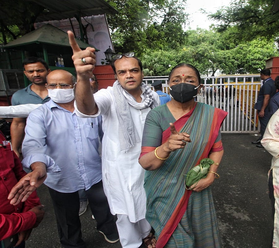 बड़ी खबर LIVE: द्रौपदी मुर्मू भारत की पहली महिला आदिवासी राष्ट्रपति बनीं, पीएम मोदी, राहुल गांधी ने दी बधाई