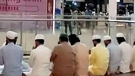 लखनऊ के लुलु मॉल में नमाज को लेकर विवाद, हिंदू महासभा की चेतावनी- अगर मॉल में दोबारा...