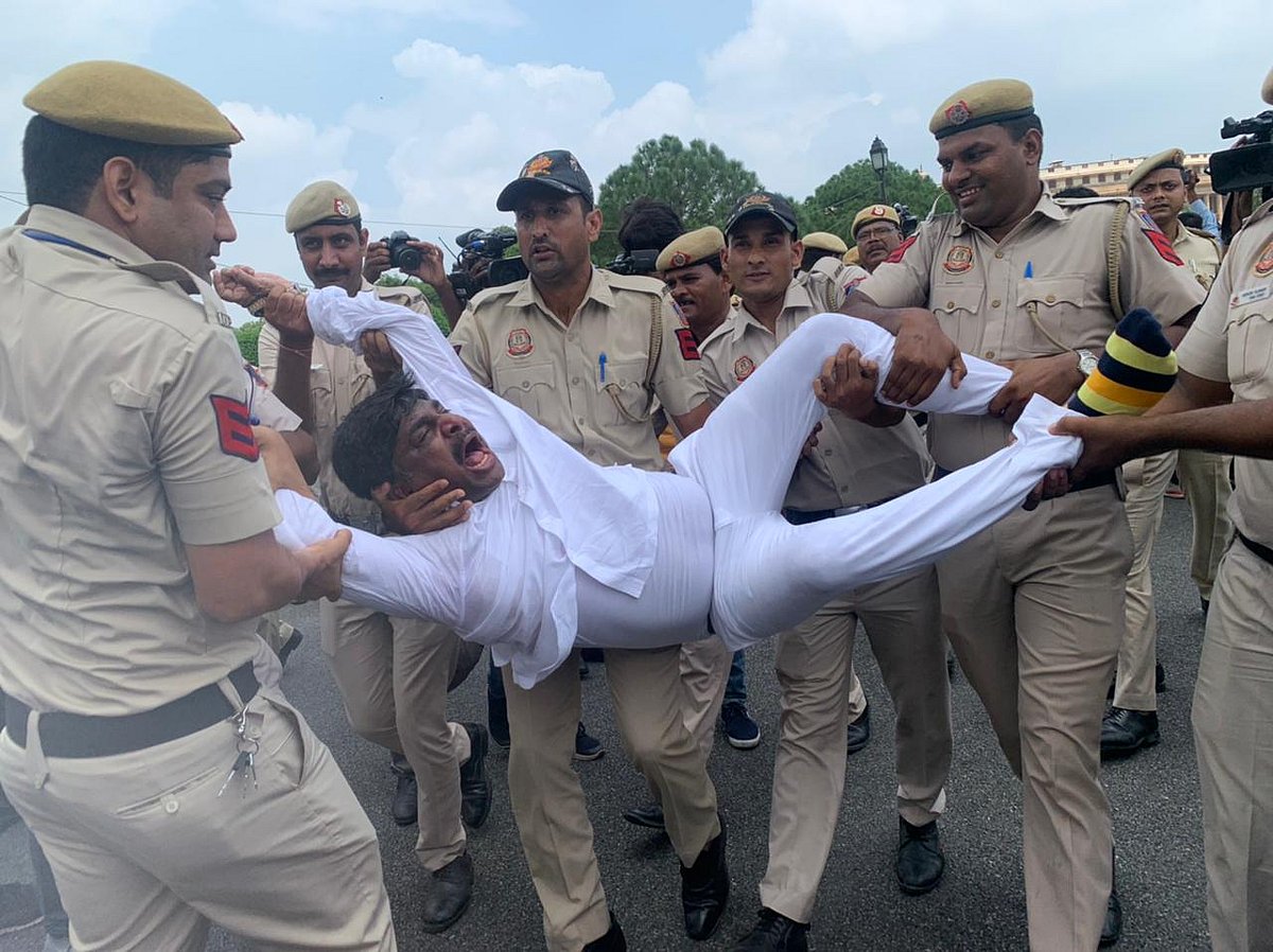 ED ऑफिस में सोनिया गांधी, विरोध में सड़कों पर कांग्रेस, विजय चौक पर धरने पर बैठे राहुल गांधी समेत कई नेता हिरासत में