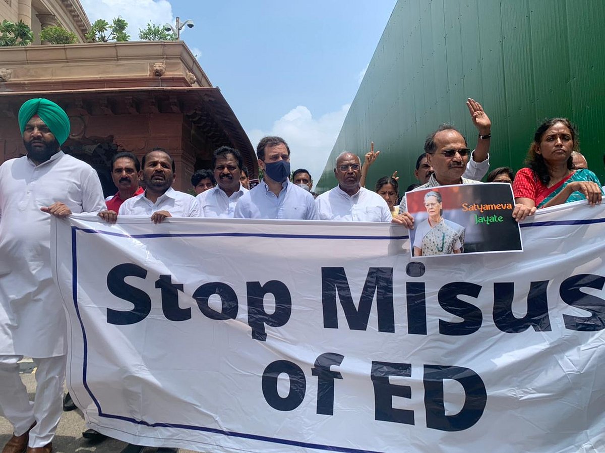 ED ऑफिस में सोनिया गांधी, विरोध में सड़कों पर कांग्रेस, विजय चौक पर धरने पर बैठे राहुल गांधी समेत कई नेता हिरासत में