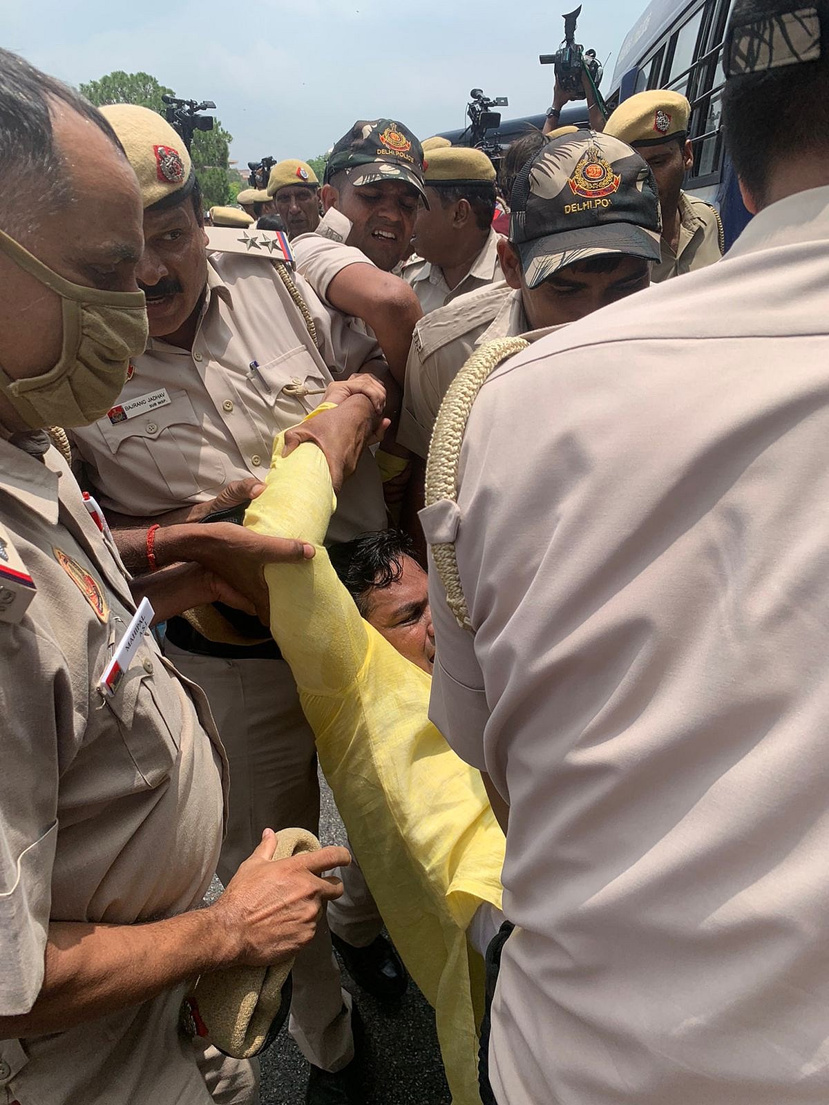 ED ऑफिस में सोनिया गांधी, विरोध में सड़कों पर कांग्रेस, विजय चौक पर धरने पर बैठे राहुल गांधी समेत कई नेता हिरासत में