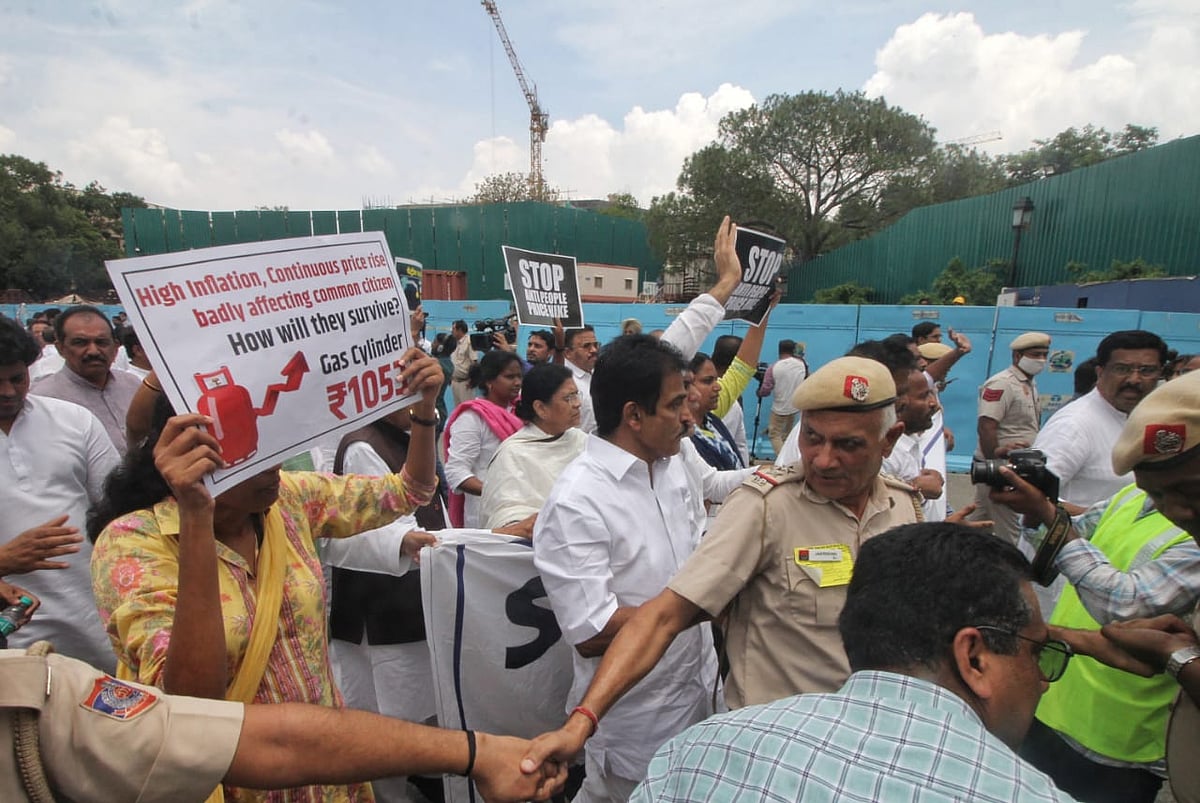 बड़ी खबर LIVE: निलंबन के खिलाफ संसद के प्रांगण में कांग्रेस सांसदों का 'सत्याग्रह' जारी      