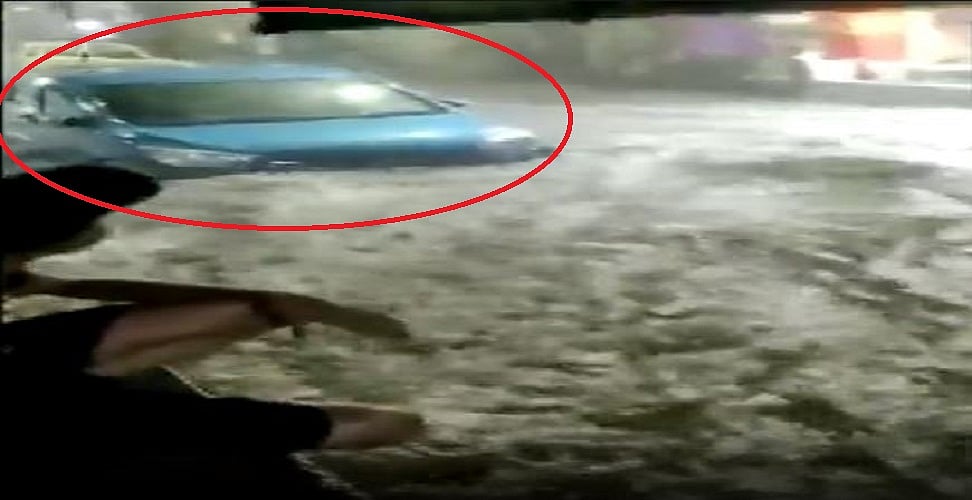 राजस्थान में भारी बारिश का कहर! जोधपुर में पानी के बहाव में तिनके की तरह बहती दिखी कार, देखें वीडियो