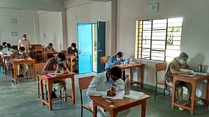 'सुशासन बाबू' के राज में सवालों में शिक्षा व्यवस्था! बिहार में परीक्षा केंद्र में मोबाइल के साथ पकड़े गए 80 बीएड छात्र