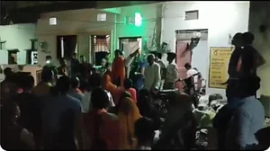मध्य प्रदेश: घरों पर कांग्रेस के झंडे देख भड़के बीजेपी नेता, सुविधाएं बंद करने की दी खुली धमकी
