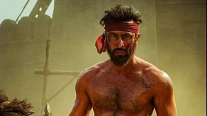 सिनेजीवन: फीकी रही फिल्म ‘शमशेरा’ की पहले दिन की कमाई और सलमान को सुरक्षा का डर, लगाई हथियार लाइसेंस की अर्जी