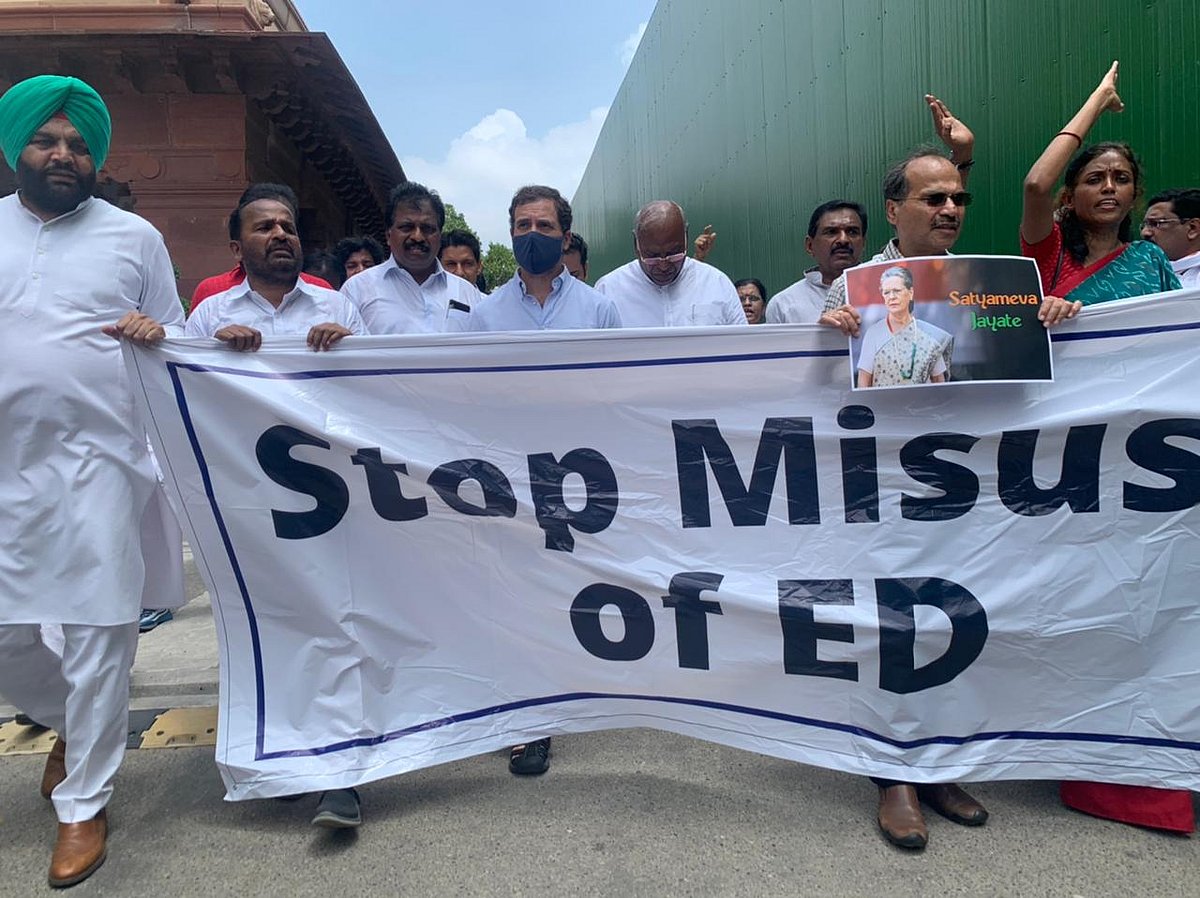 ED ऑफिस में सोनिया गांधी, विरोध में सड़कों पर कांग्रेस, विजय चौक पर धरने पर बैठे राहुल गांधी समेत कई नेता हिरासत में