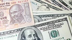 Rupee Vs Dollar: डॉलर के मुकाबले रुपया गिरने पर बढ़ी अभिभावकों की चिंता, बच्चों को विदेश पढ़ना हुआ और मुश्किल