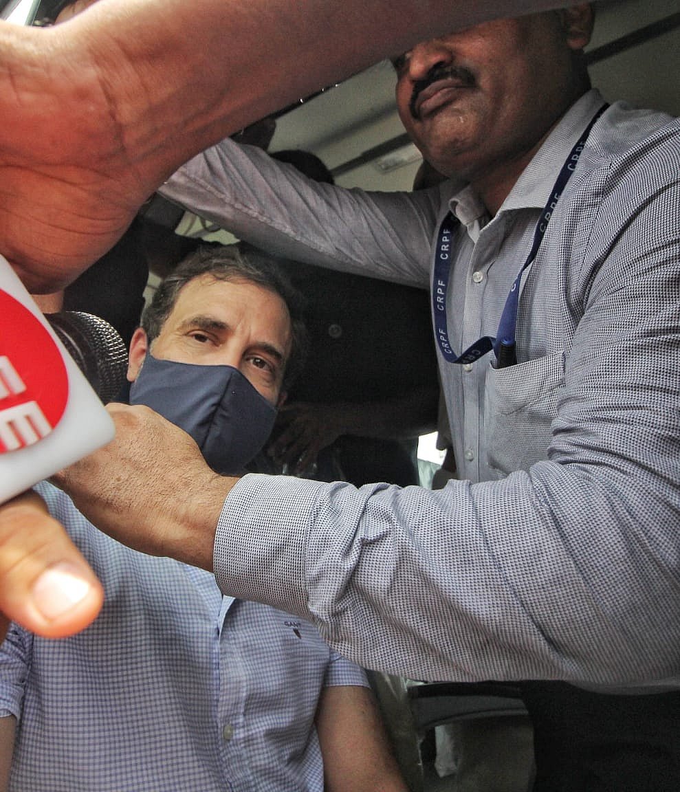 ED ऑफिस में सोनिया गांधी, विरोध में सड़कों पर कांग्रेस, विजय चौक पर धरने पर बैठे राहुल गांधी समेत कई नेता हिरासत में