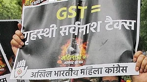 दिल्ली: निर्मला सीतारमण के आवास के बाहर महिला कांग्रेस कार्यकर्ताओं का प्रदर्शन