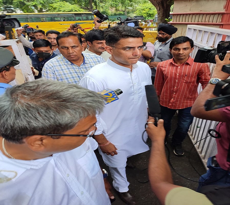 बड़ी खबर LIVE: द्रौपदी मुर्मू भारत की पहली महिला आदिवासी राष्ट्रपति बनीं, पीएम मोदी, राहुल गांधी ने दी बधाई