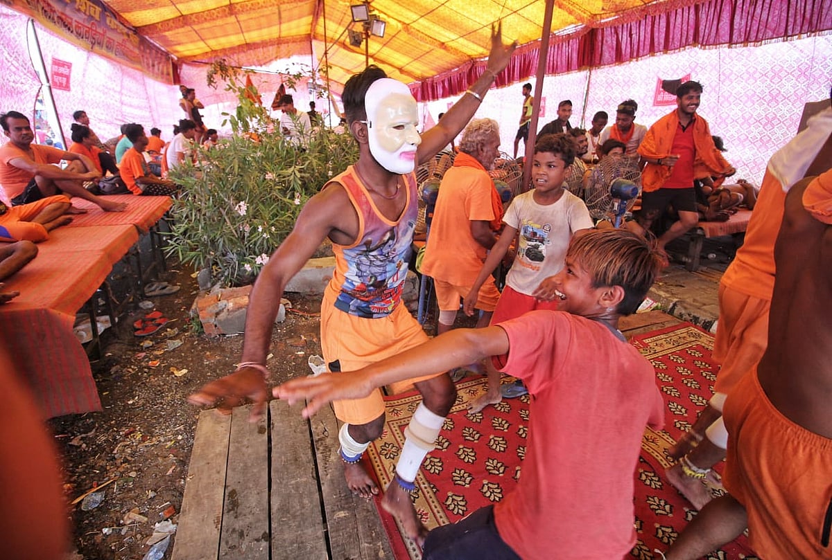 कांवड़ यात्रा से आम लोगों की बढ़ी मुश्किलें! कई रास्ते जाम, आज इन रास्तों पर जाने से बचें