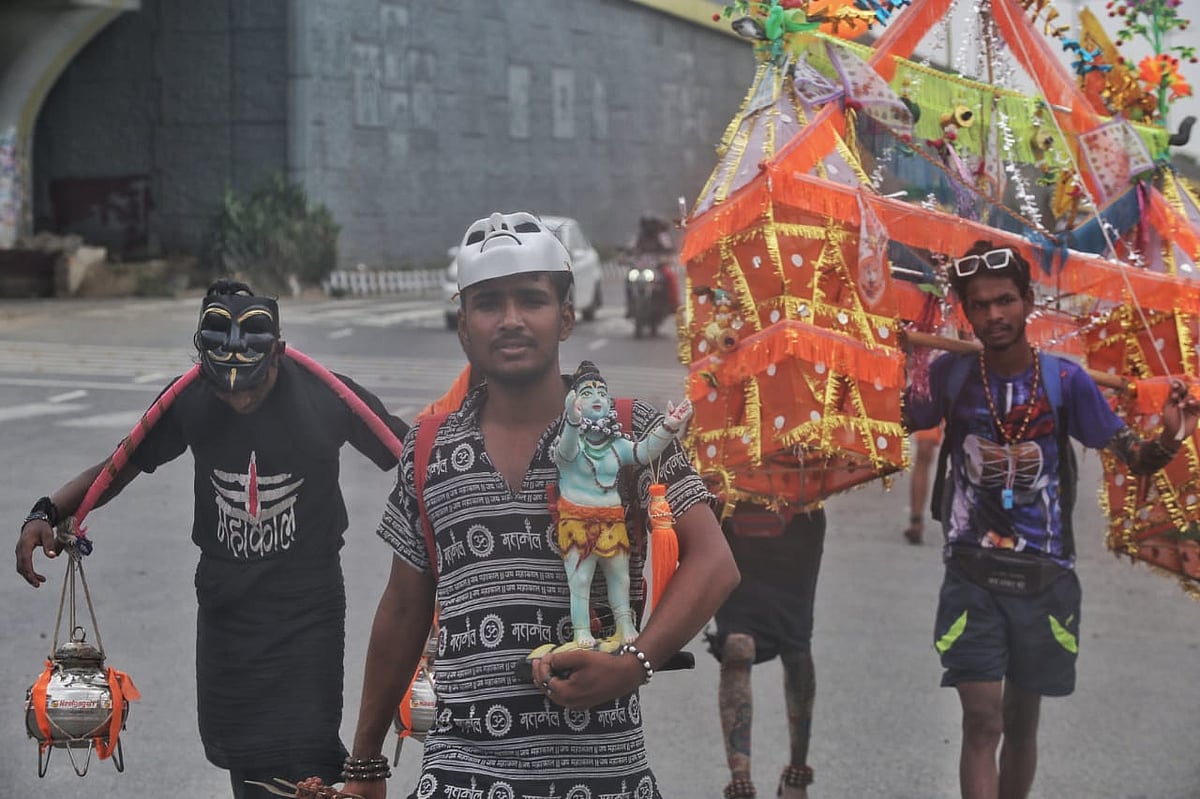 कांवड़ यात्रा से आम लोगों की बढ़ी मुश्किलें! कई रास्ते जाम, आज इन रास्तों पर जाने से बचें