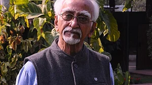 हामिद अंसारी के कार्यलय ने फिर दोहराया- शख्स को न जानते, न दिया न्योता, आरोप बदनाम करने की साजिश