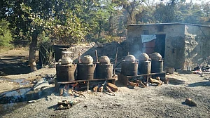 'गुजरात में आसानी से मिल रही शराब', बीजेपी नेताओं पर शराब तस्करी का आरोप