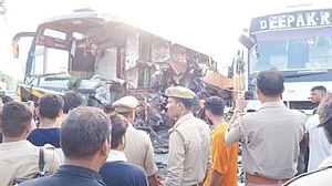 UP: पूर्वांचल एक्सप्रेसवे पर हादसा, बिहार से दिल्ली आ रही डबल डेकर बसों की टक्कर, 8 लोगों की मौत, 12 से ज्यादा घायल