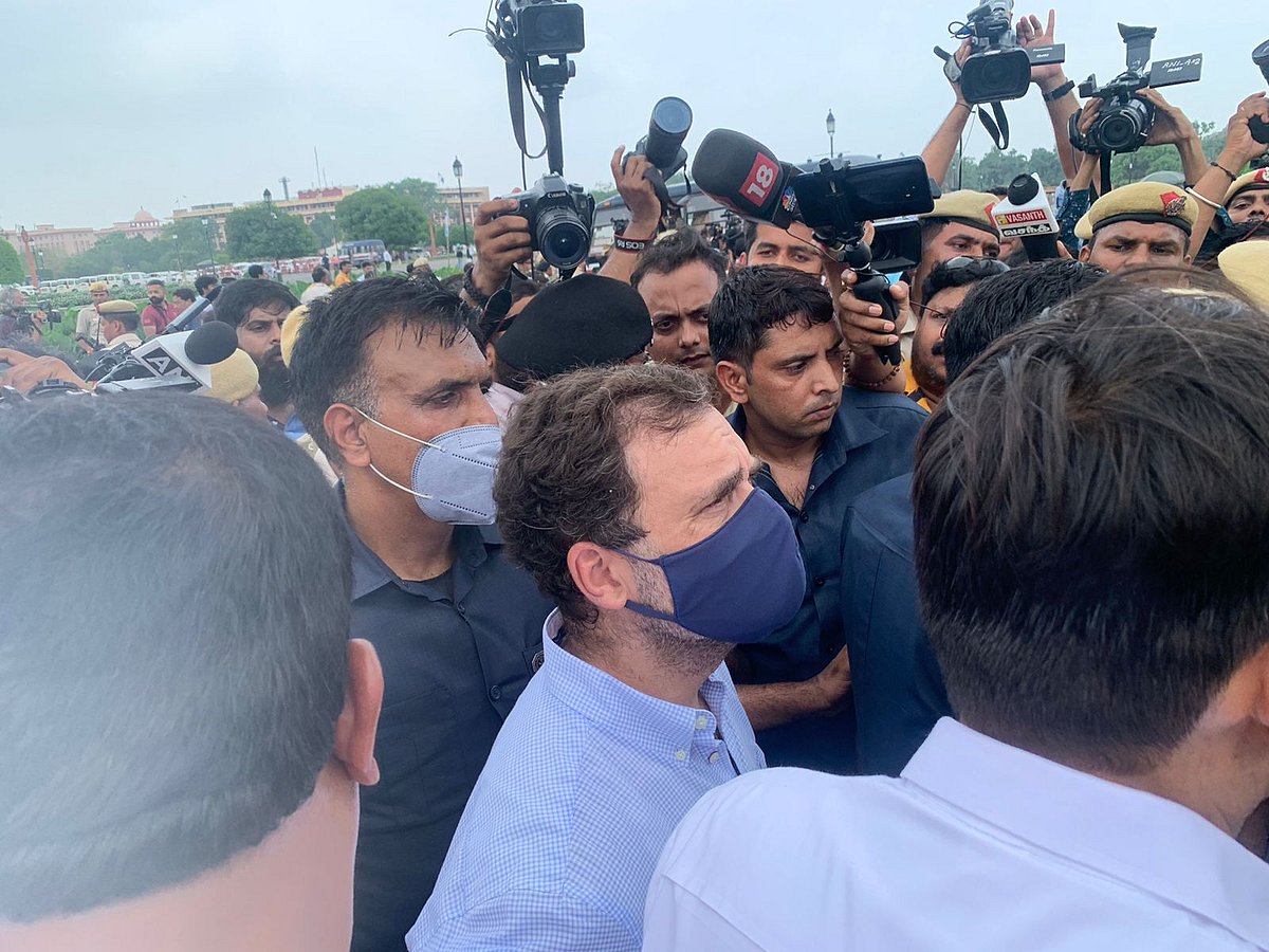 ED ऑफिस में सोनिया गांधी, विरोध में सड़कों पर कांग्रेस, विजय चौक पर धरने पर बैठे राहुल गांधी समेत कई नेता हिरासत में