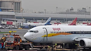मुश्किल में SpiceJet! सुरक्षित सेवा देने में नाकाम, DGCA ने जारी किया कारण बताओ नोटिस