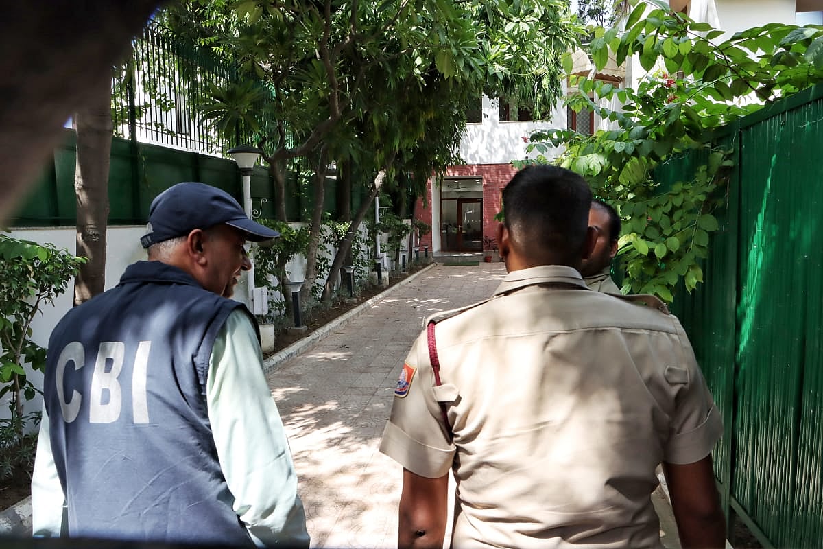 दिल्ली के डिप्टी सीएम मनीष सिसोदिया के घर CBI का छापा, जानें सिसोदिया पर आरोप क्या है?