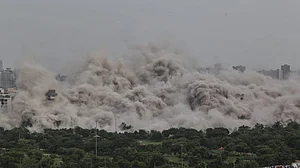 ट्विन टावर ध्वस्त: तीन से चार दिनों तक हवा में बने रहेंगे छोटे कण, पैदा होंगी कई स्वास्थ समस्याएं!, ऐसे करें बचाव