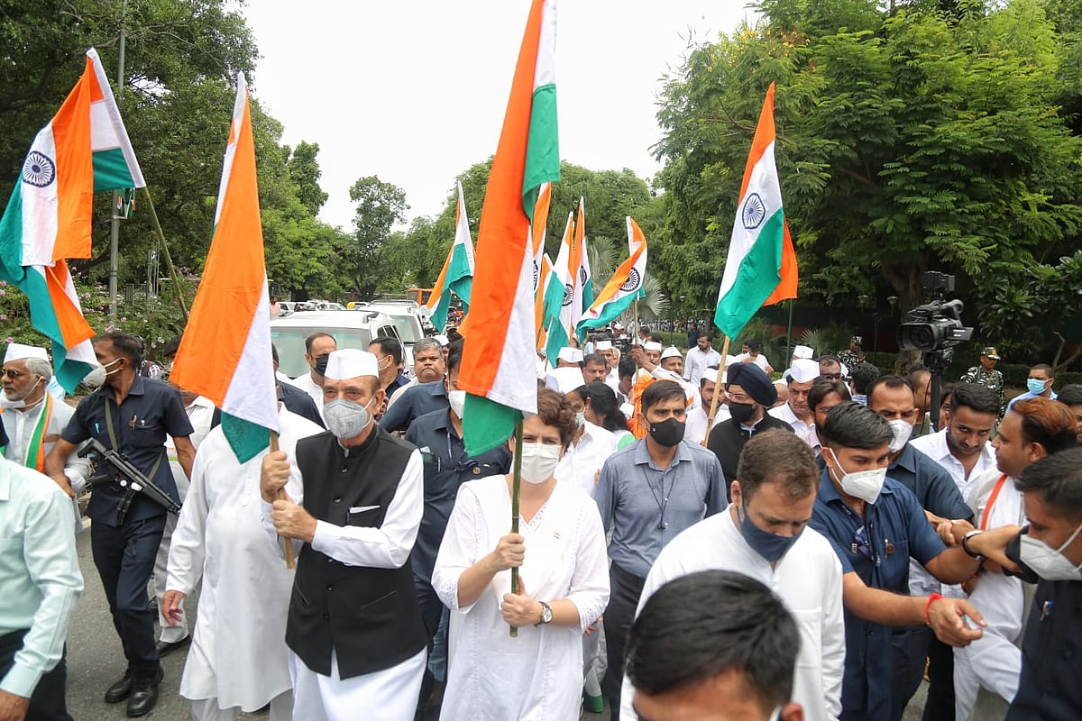 राहुल गांधी के नेतृत्व में कांग्रेस ने निकाली आजादी गौरव यात्रा, बापू को किया नमन, लिया आजादी बचाने का संकल्प