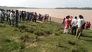 उत्तर प्रदेश के बांदा में यमुना में नाव पलटने से 3 की मौत, 17 लापता, 15 लोग बचाए गए, खोज अभियान जारी