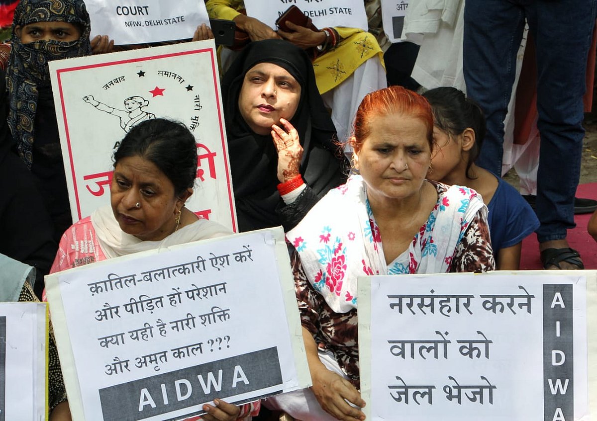 बिलकीस बानो केस: महिलाओं के सम्मान और हर गैर जरूरी मुद्दे को उछालने वाले टीवी चैनल क्यों हैं खामोश?