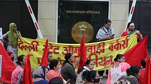 स्वास्थ्य सेवाओं से लेकर आधार-वोटर कार्ड कैंपों तक में मदद करने वाली आंगनवाड़ी कार्यकर्ताओं की नहीं सुन रही सरकार!